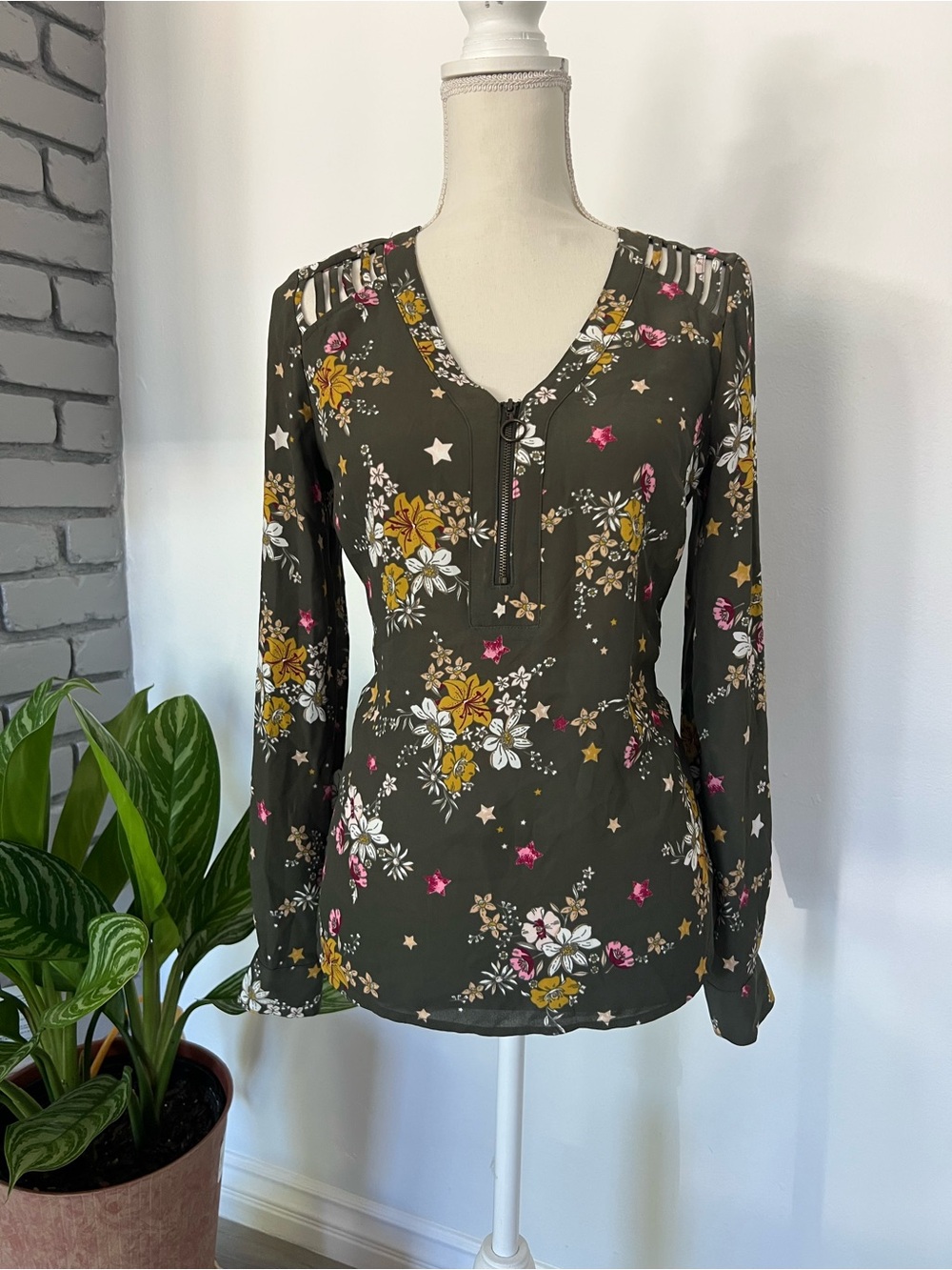 Candie's Olive Green Floral Zip V-Neck Long Sleeve Top